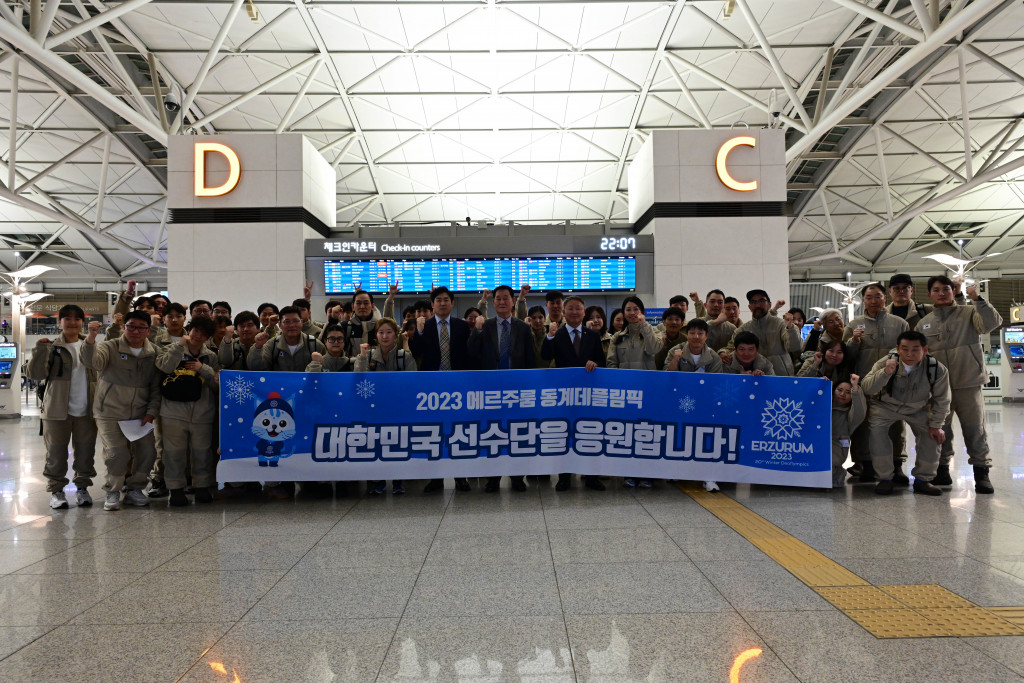 20240227_인천국제공항 제1터미널 3층_출영식_선수단 단체 기념촬영 (1).jpg