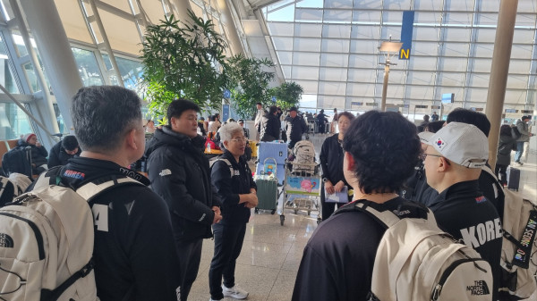 11.29 볼링팀 출국 (2).jpg