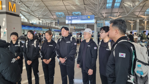 11.29 볼링팀 출국 (1).jpg