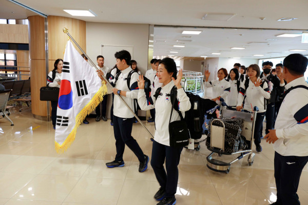 출영식 후 출국장 이동.JPG