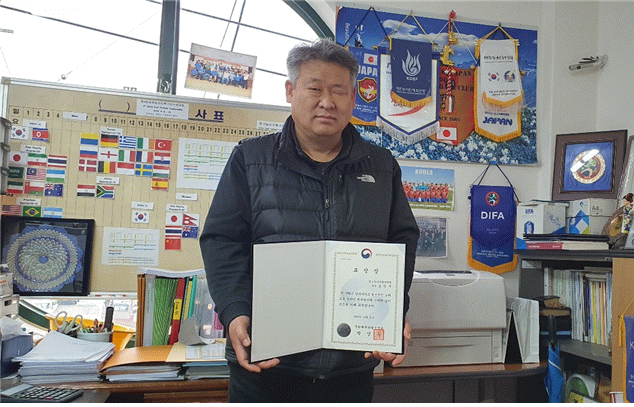 조만수 한국농아인축구연맹장이 표창장을 들어 보이고 있다.gif