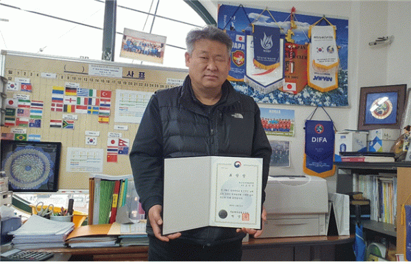 조만수 한국농아인축구연맹장이 표창장을 들어 보이고 있다.gif