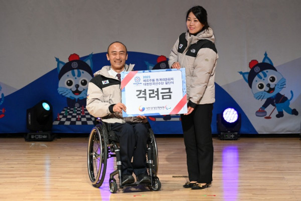 20240222_이천선수촌_결단식_격려금 및 선물 전달 (KPC 회장 → 선수단장[격려금]).jpg