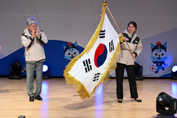 20240222_이천선수촌_결단식_단기수여 (연맹 김양승 부회장 → 선수단장 우수민) (3).jpg