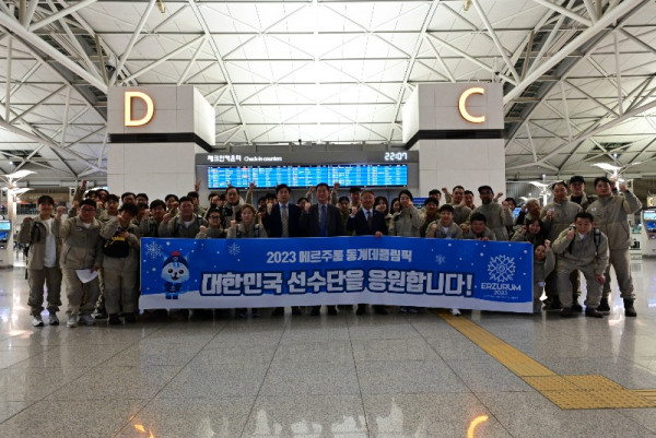 20240227_인천국제공항 제1터미널 3층_출영식_선수단 단체 기념촬영 (1).jpg
